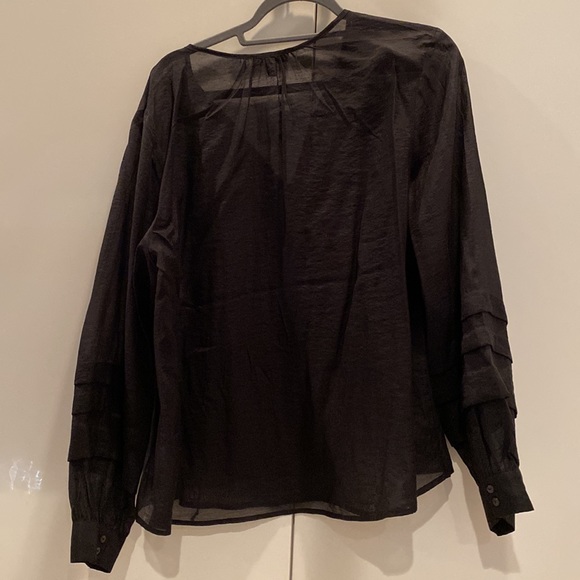 NWT woman’s Express top. Very sheer, size xL - Picture 3 of 4